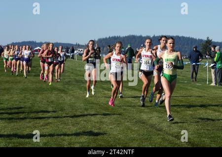 Maddy Elmore aus Oregon (155) und McKaylie Caesar (292) und Anastasia Peters (304) aus Utah laufen am Freitag, den 27. Oktober 2023, in University Place, im Rahmen der Pac-12 Cross Country Championships im Chambers Creek Regional Park. Wasch. Stockfoto