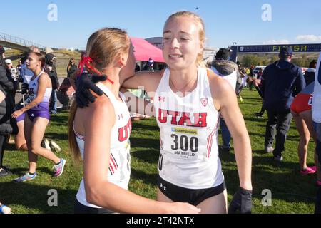 Morgan Jensen (links) und Clara Mayfield (300) aus Utah nehmen sich nach dem Frauenrennen während der Pac-12 Cross Country Championships im Chambers Creek Regional Park am Freitag, 27. Oktober 2023, auf University Place ein. Wasch. Stockfoto