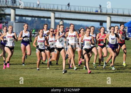 Clara Mayfield (300), Morgan Jensen (295), Annastasia Peters (304), McKaylie Caesar (292), Katarzyna Nowakowska (303) aus Utah laufen im Frauenrennen während der Pac-12 Cross Country Championships im Chambers Creek Regional Park, Freitag, 27. Oktober 2023, in University Place, Wasch. Stockfoto