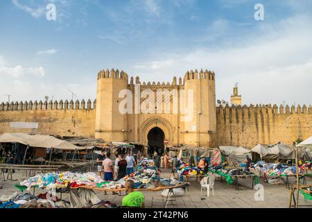 Bab el Mahrouk, eines der alten historischen Stadttore der Altstadt von Fez el Bali, in der Stadt Fez, Marokko, Nordafrika. Stockfoto