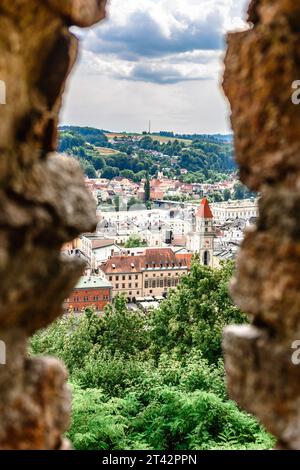 Passau, Deutschland - 21. Juli 2023: Blick auf das Schloss Veste Oberhaus. Innenhof der mittelalterlichen Burg mit Toren und Bögen, Passau, Deutschland. Vertikales Foto Stockfoto