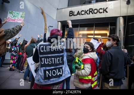 Peking, USA. Oktober 2022. Klimaaktivisten nehmen am 29. Oktober 2022 an einem Protest in New York, USA, Teil. Quelle: Michael Nagle/Xinhua/Alamy Live News Stockfoto