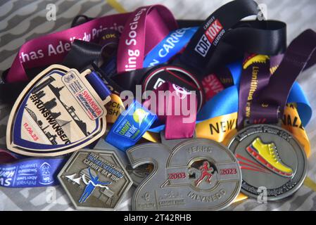 Die Bilder zeigen Medaillen, Halbmarathons von Cardiff und Swansea sowie 10 km von Cardiff Bay und Llantwit Major. Stockfoto