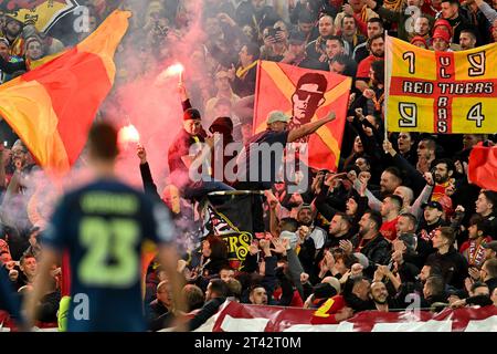 Fans und Fans von Lens feiern mit pyrotechnischen Flares während des 3. Spieltages der UEFA Champions League in der Gruppe B in der Saison 2023-2024 zwischen Racing Club de Lens und PSV Eindhoven am 24. Oktober 2023 in Lens, Frankreich. (Foto von David Catry / sportpix ) Stockfoto