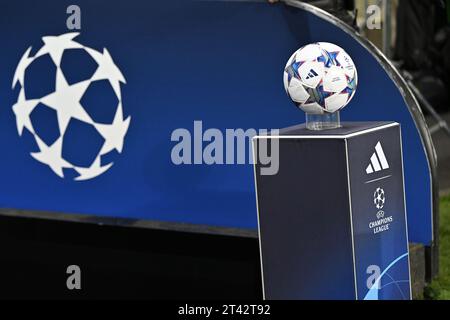 Linse, Frankreich. Oktober 2023. Abbildung mit dem Logo der Champions League mit dem offiziellen adidas Ball auf dem Ballhalter während des Spiels am 3. Spieltag der UEFA Champions League in Gruppe B in der Saison 2023-2024 zwischen Racing Club de Lens und PSV Eindhoven am 24. Oktober 2023 in Lens, Frankreich. (Foto: David Catry/sportpix) Credit: Sportpix/Alamy Live News Stockfoto