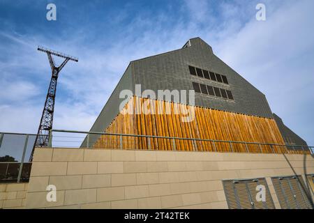 Ein großes Lagerhaus am alten Hafen, heute als Kulturzentrum umgebaut, Raum. Im YARAT Zentrum für zeitgenössische Kunst in Baku, Aserbaidschan. Stockfoto