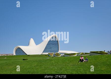 Vorderansicht mit großem Rasen, Gras im Vordergrund. Im Heydar Aliyev Centre Arts Performance Hall in Baku, Aserbaidschan. Stockfoto