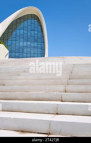 Detailansicht der Vorderfassade mit Stufen und Kurven. Im Heydar Aliyev Centre Arts Performance Hall in Baku, Aserbaidschan. Stockfoto