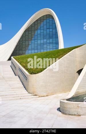 Detailansicht der Vorderfassade mit Stufen und Kurven. Im Heydar Aliyev Centre Arts Performance Hall in Baku, Aserbaidschan. Stockfoto