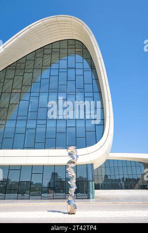 Detailansicht mit silberner Skulptur vorne. Im Heydar Aliyev Centre Arts Performance Hall in Baku, Aserbaidschan. Stockfoto