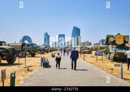 Verschiedene Besucher, die den Park besuchen, mit der Skyline von Baku im Hintergrund, einschließlich der neuen Crescent Bay Entwicklung. Bei der Militärtrop Stockfoto