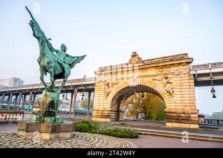 Statue France Reborn, französisch: La France renaissante auf der Bir Hakeim-Brücke in Paris, Frankreich Stockfoto