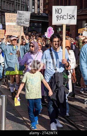 Kein Rassismus. Mann mit einem kleinen Jungen, der ein handgemachtes Schild auf mich hält, emme Vaikene! Anti-Rassismus-Demonstration in Helsinki, Finnland. Stockfoto