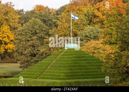 28. Oktober 2023, Brandenburg, Branitz: Eine israelische Flagge fliegt über der Landpyramide im Fürst-Pückler-Park. Als Zeichen der Solidarität mit den Opfern des Terroranschlags in Israel und anlässlich des Solidaritätskonzerts im Staatstheater Cottbus am 31. Oktober bekundet auch der Prinz-Pückler-Museumspark und die Stiftung Schloss Branitz seine Solidarität mit den Juden in diesem Land und weltweit. Fürst Pückler setzte sich im 19. Jahrhundert für die Gleichberechtigung der Juden in Preußen ein. Oktober 30 ist sein Geburtstag. Bei dieser Gelegenheit wird traditionell eine Flagge an der Pyramide im Branitz Park gehisst. Stockfoto