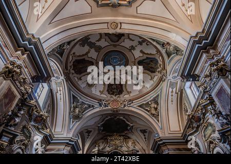 Die kleine, aber wertvolle Kirche San Giacomo Apostolo, auch als Heilige Dreifaltigkeit bezeichnet, wurde im XIII Jahrhundert erbaut und befindet sich auf dem Hauptplatz von Th Stockfoto