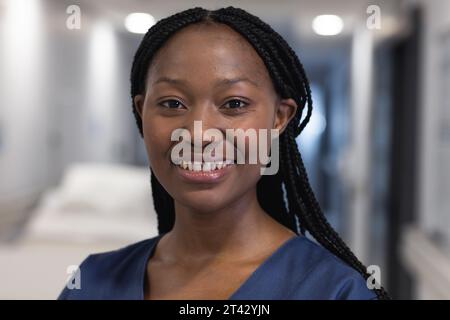Porträt einer glücklichen afroamerikanischen Ärztin mit Peelings im Krankenhaus Stockfoto