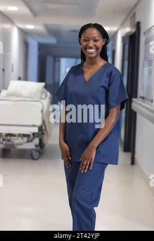 Porträt einer glücklichen afroamerikanischen Ärztin mit Peelings im Krankenhaus Stockfoto