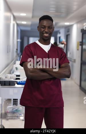 Porträt eines glücklichen afroamerikanischen männlichen Arztes mit Peelings im Krankenhaus Stockfoto