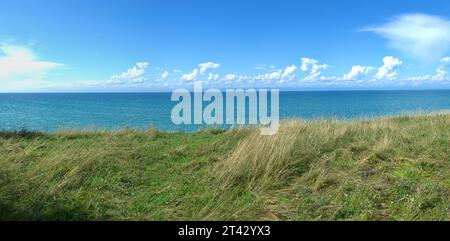 Blick auf den Baikalsee vom Wiesenhang. Karawane aus weißen Wolken Stockfoto