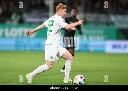 27. Oktober 2023, Bayern, Fürth: Fußball: 2. Bundesliga, SpVgg Greuther Fürth - VfL Osnabrück, 11. Spieltag im Sportpark Ronhof Thomas Sommer. Robert Wagner aus Fürth spielt den Ball. Foto: Daniel Karmann/dpa - WICHTIGER HINWEIS: Gemäß den Vorgaben der DFL Deutsche Fußball Liga und des DFB Deutscher Fußball-Bund ist es verboten, im Stadion und/oder des Spiels aufgenommene Fotografien in Form von Sequenzbildern und/oder videoähnlichen Fotoserien zu verwenden oder verwenden zu lassen. Stockfoto