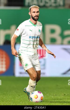 27. Oktober 2023, Bayern, Fürth: Fußball: 2. Bundesliga, SpVgg Greuther Fürth - VfL Osnabrück, 11. Spieltag im Sportpark Ronhof Thomas Sommer. Simon Asta aus Fürth spielt den Ball. Foto: Daniel Karmann/dpa - WICHTIGER HINWEIS: Gemäß den Vorgaben der DFL Deutsche Fußball Liga und des DFB Deutscher Fußball-Bund ist es verboten, im Stadion und/oder des Spiels aufgenommene Fotografien in Form von Sequenzbildern und/oder videoähnlichen Fotoserien zu verwenden oder verwenden zu lassen. Stockfoto