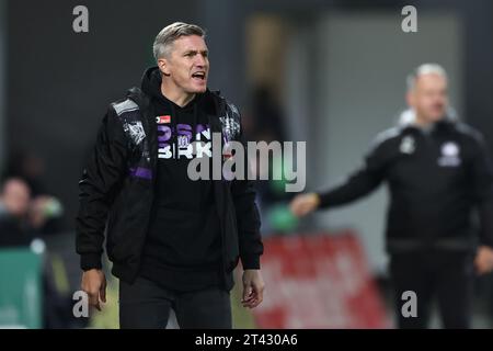 27. Oktober 2023, Bayern, Fürth: Fußball: 2. Bundesliga, SpVgg Greuther Fürth - VfL Osnabrück, 11. Spieltag im Sportpark Ronhof Thomas Sommer. Osnabrücker Trainer Tobias Schweinsteiger reagiert auf das Spiel. Foto: Daniel Karmann/dpa - WICHTIGER HINWEIS: Gemäß den Vorgaben der DFL Deutsche Fußball Liga und des DFB Deutscher Fußball-Bund ist es verboten, im Stadion und/oder des Spiels aufgenommene Fotografien in Form von Sequenzbildern und/oder videoähnlichen Fotoserien zu verwenden oder verwenden zu lassen. Stockfoto