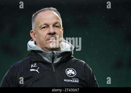 27. Oktober 2023, Bayern, Fürth: Fußball: 2. Bundesliga, SpVgg Greuther Fürth - VfL Osnabrück, 11. Spieltag im Sportpark Ronhof Thomas Sommer. Der Fürth-Trainer Alexander Zorniger. Foto: Daniel Karmann/dpa - WICHTIGER HINWEIS: Gemäß den Vorgaben der DFL Deutsche Fußball Liga und des DFB Deutscher Fußball-Bund ist es verboten, im Stadion und/oder des Spiels aufgenommene Fotografien in Form von Sequenzbildern und/oder videoähnlichen Fotoserien zu verwenden oder verwenden zu lassen. Stockfoto