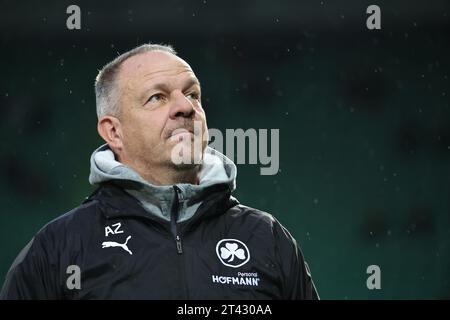 27. Oktober 2023, Bayern, Fürth: Fußball: 2. Bundesliga, SpVgg Greuther Fürth - VfL Osnabrück, 11. Spieltag im Sportpark Ronhof Thomas Sommer. Der Fürth-Trainer Alexander Zorniger. Foto: Daniel Karmann/dpa - WICHTIGER HINWEIS: Gemäß den Vorgaben der DFL Deutsche Fußball Liga und des DFB Deutscher Fußball-Bund ist es verboten, im Stadion und/oder des Spiels aufgenommene Fotografien in Form von Sequenzbildern und/oder videoähnlichen Fotoserien zu verwenden oder verwenden zu lassen. Stockfoto