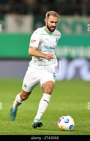 27. Oktober 2023, Bayern, Fürth: Fußball: 2. Bundesliga, SpVgg Greuther Fürth - VfL Osnabrück, 11. Spieltag im Sportpark Ronhof Thomas Sommer. Simon Asta aus Fürth spielt den Ball. Foto: Daniel Karmann/dpa - WICHTIGER HINWEIS: Gemäß den Vorgaben der DFL Deutsche Fußball Liga und des DFB Deutscher Fußball-Bund ist es verboten, im Stadion und/oder des Spiels aufgenommene Fotografien in Form von Sequenzbildern und/oder videoähnlichen Fotoserien zu verwenden oder verwenden zu lassen. Stockfoto