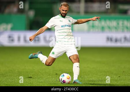 27. Oktober 2023, Bayern, Fürth: Fußball: 2. Bundesliga, SpVgg Greuther Fürth - VfL Osnabrück, 11. Spieltag im Sportpark Ronhof Thomas Sommer. Simon Asta aus Fürth spielt den Ball. Foto: Daniel Karmann/dpa - WICHTIGER HINWEIS: Gemäß den Vorgaben der DFL Deutsche Fußball Liga und des DFB Deutscher Fußball-Bund ist es verboten, im Stadion und/oder des Spiels aufgenommene Fotografien in Form von Sequenzbildern und/oder videoähnlichen Fotoserien zu verwenden oder verwenden zu lassen. Stockfoto