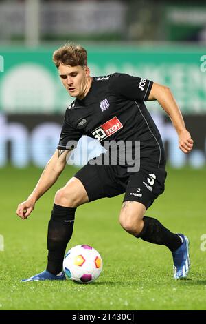 27. Oktober 2023, Bayern, Fürth: Fußball: 2. Bundesliga, SpVgg Greuther Fürth - VfL Osnabrück, 11. Spieltag im Sportpark Ronhof Thomas Sommer. Osnabrücks Florian Kleinhansl spielt den Ball. Foto: Daniel Karmann/dpa - WICHTIGER HINWEIS: Gemäß den Vorgaben der DFL Deutsche Fußball Liga und des DFB Deutscher Fußball-Bund ist es verboten, im Stadion und/oder des Spiels aufgenommene Fotografien in Form von Sequenzbildern und/oder videoähnlichen Fotoserien zu verwenden oder verwenden zu lassen. Stockfoto