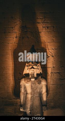 Statuen und Hieroglyphen im Luxor-Tempel Stockfoto