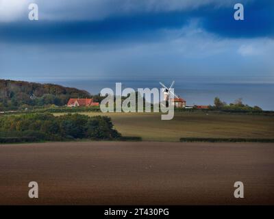 Herbstfelder und Windmühle in Weybourne Norfolk UK Stockfoto