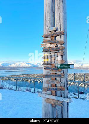 Richtungsschilder an einem Holzpfosten in Stortinden, Tromso, Troms og Finnmark, Norwegen Stockfoto