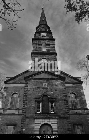 Frühlingsblick über St Cuthbert's Kirkyard, Princes Street Gardens, Edinburgh City, Schottland, Großbritannien Stockfoto