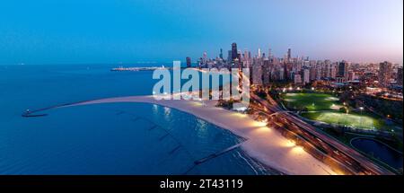 Stadt und Strand aus der Luft am Lake Michigan, Chicago, Illinois, USA Stockfoto