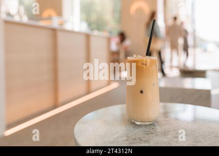 Nahaufnahme eines Glases Eiskaffee auf einem Tisch in einem Café Stockfoto