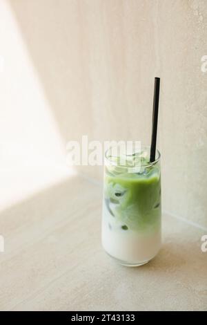 Nahaufnahme eines Matcha Latte auf einem Tisch im Sonnenlicht Stockfoto
