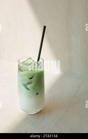 Nahaufnahme eines Matcha Latte auf einem Tisch im Sonnenlicht Stockfoto