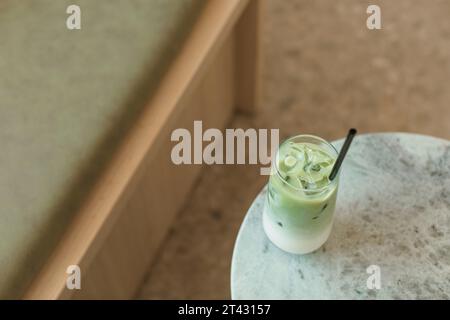 Aus nächster Nähe auf einen Matcha Latte auf einem Marmortisch Stockfoto