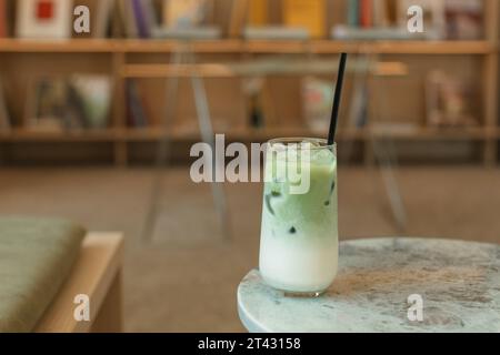 Nahaufnahme eines Matcha Latte auf einem Marmortisch Stockfoto
