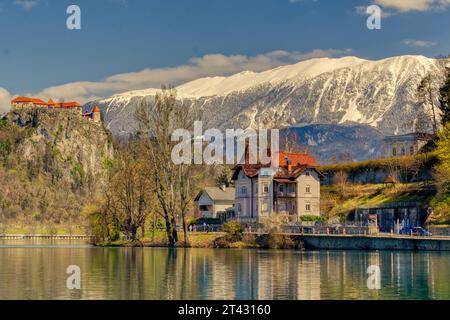 Ein kleines Berghaus spiegelt sich am wunderschönen Bleder See wider Stockfoto