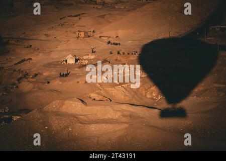 Die Sonne am frühen Morgen beleuchtet die Ruinen und Ausgrabungen von Luxor Stockfoto