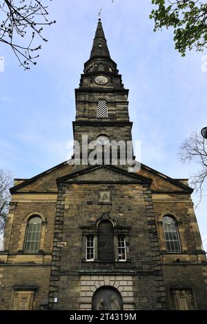 Frühlingsblick über St Cuthbert's Kirkyard, Princes Street Gardens, Edinburgh City, Schottland, Großbritannien Stockfoto