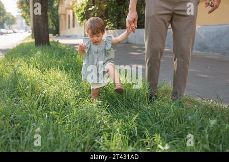 Vater geht mit seiner Tochter die Straße runter Stockfoto