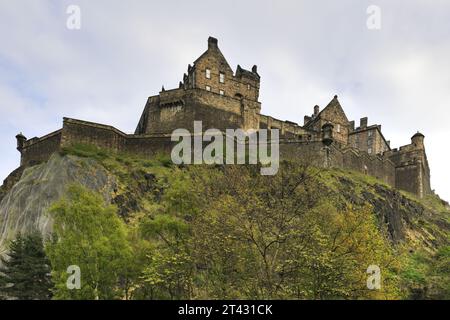 Frühlingsblick über das Schloss Edinburgh von Princes Street Gardens, Edinburgh City, Schottland, Großbritannien Stockfoto