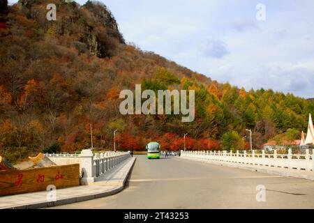BENXI-STADT - 12. OKTOBER: Tour-Busse fahren in GuanMenShan Scenic, am 12. oktober 2014, Benxi-Stadt, Provinz Liaoning, China Stockfoto