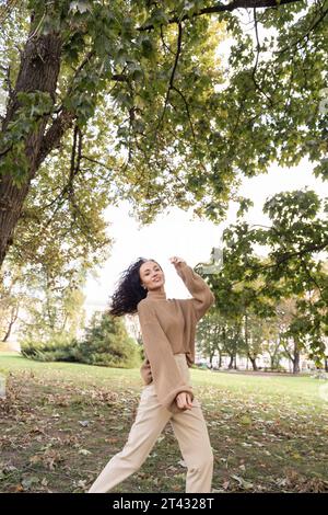 Porträt einer schönen Frau, die an einem sonnigen Herbsttag in einem Park herumspielt, Weißrussland Stockfoto