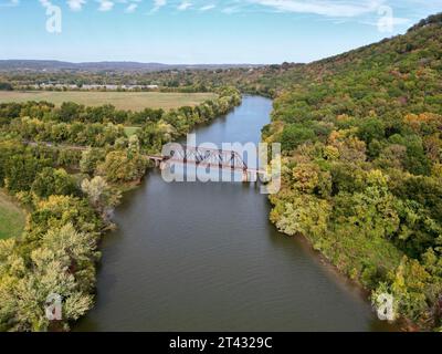 Luftaufnahme der Eisenbahnbrücke über den Lee Creek in Van Buren, Arkansas Stockfoto