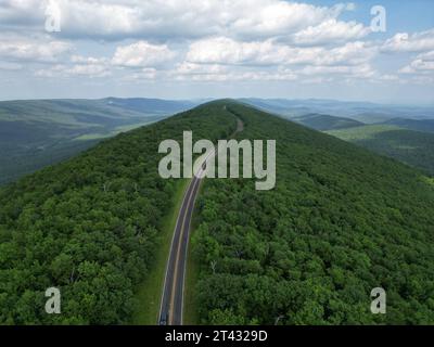 Ein Blick aus der Vogelperspektive auf die steile Mountain Road in Arkansas auf dem Talimena Scenic Byway Stockfoto